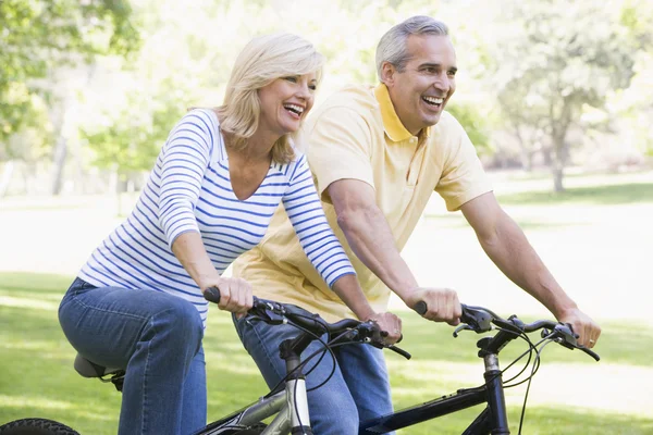 Casal Bicicletas Livre Sorrindo — Fotografia de Stock