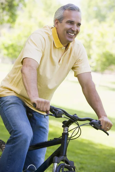 Человек Велосипеде Снаружи Улыбается — стоковое фото