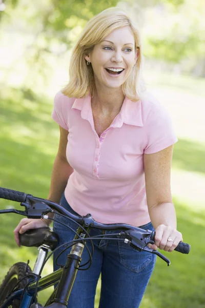 Mulher Com Uma Bicicleta Livre Sorrindo — Fotografia de Stock