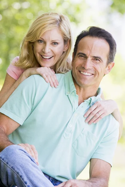 Couple Outdoors Smiling — Stock Photo, Image