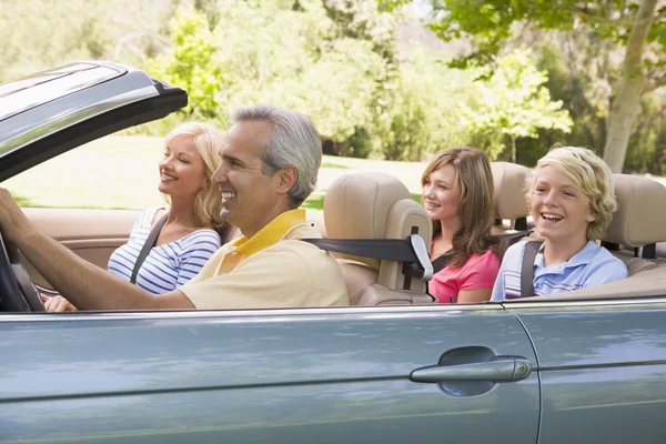 Familie in converteerbare auto glimlachen — Stockfoto