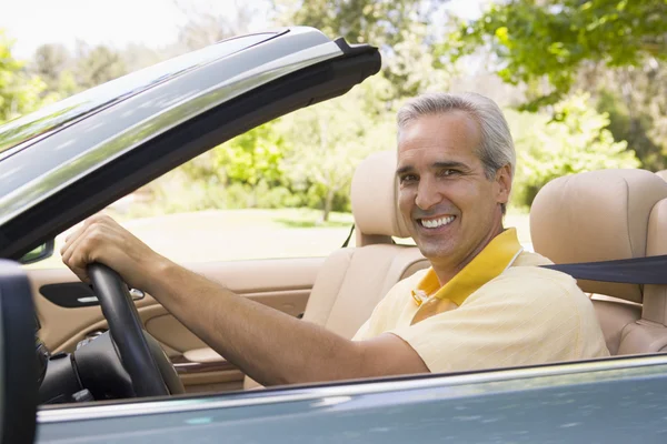 Άνθρωπος στο χαμογελώντας μετατρέψιμο αυτοκίνητο — Φωτογραφία Αρχείου