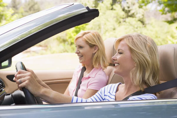 Two women in convertible car smiling — Stock Photo, Image