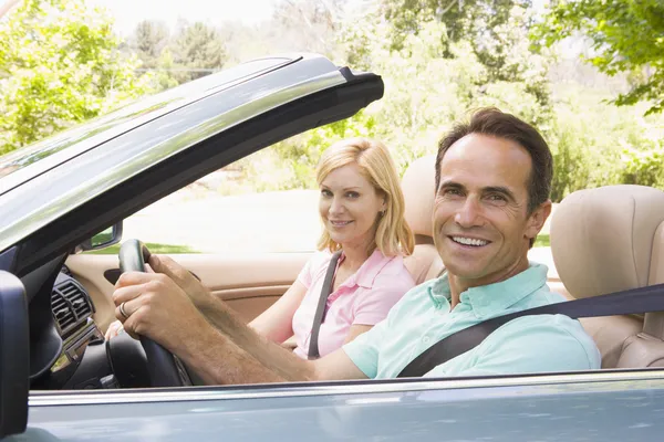 Ζευγάρι στο χαμογελώντας μετατρέψιμο αυτοκίνητο — Φωτογραφία Αρχείου