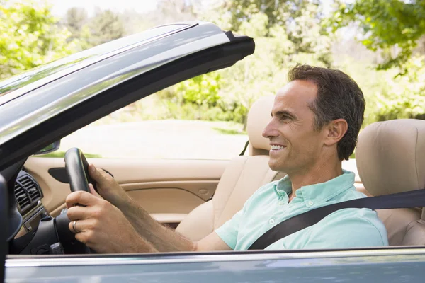 Άνθρωπος στο χαμογελώντας μετατρέψιμο αυτοκίνητο — Φωτογραφία Αρχείου