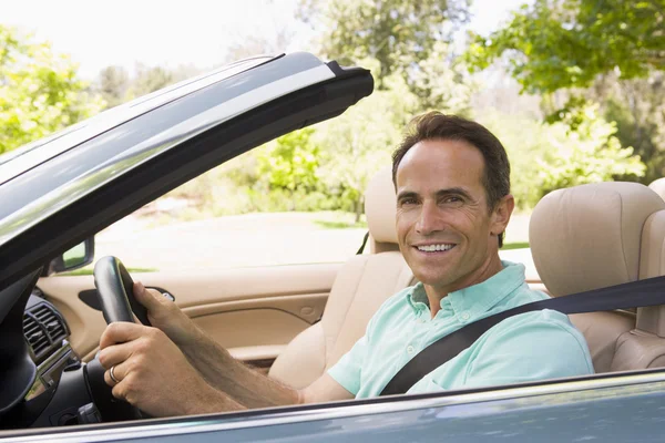 Άνθρωπος Στο Χαμογελώντας Μετατρέψιμο Αυτοκίνητο — Φωτογραφία Αρχείου