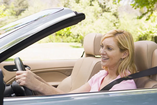 Kadın Gülümsüyor Cabrio Araba Içinde — Stok fotoğraf