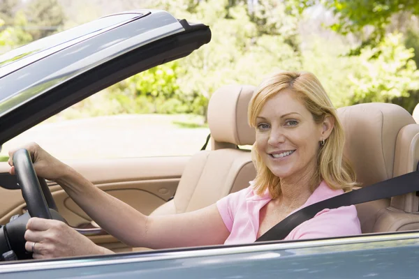 Donna in auto decappottabile sorridente — Foto Stock