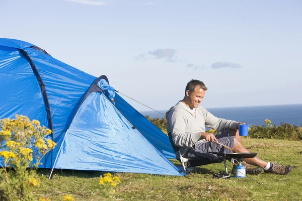 Homem acampar ao ar livre e cozinhar — Fotografia de Stock