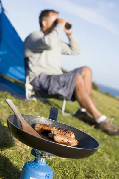 Mann campt im Freien und kocht — Stockfoto