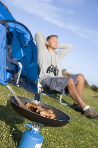 Hombre Acampando Aire Libre Cocinando —  Fotos de Stock
