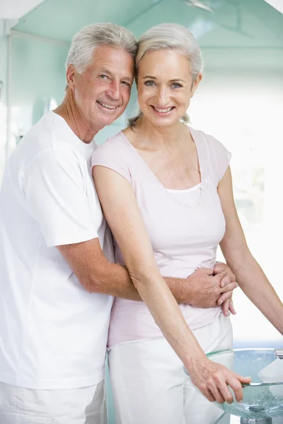 Paar umarmt sich im Wellnessbereich und lächelt — Stockfoto