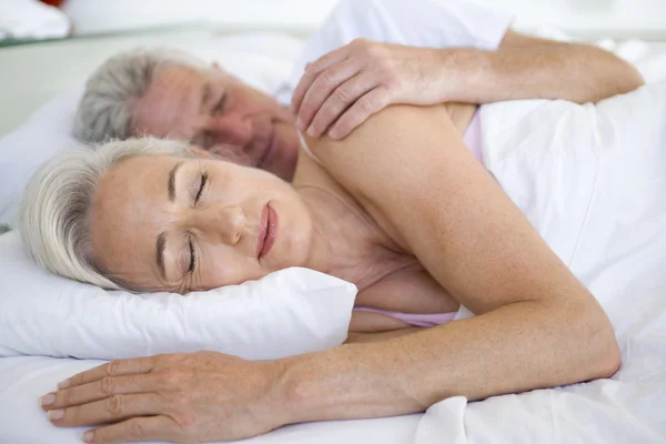 Paar Liegt Schlafend Zusammen Bett — Stockfoto