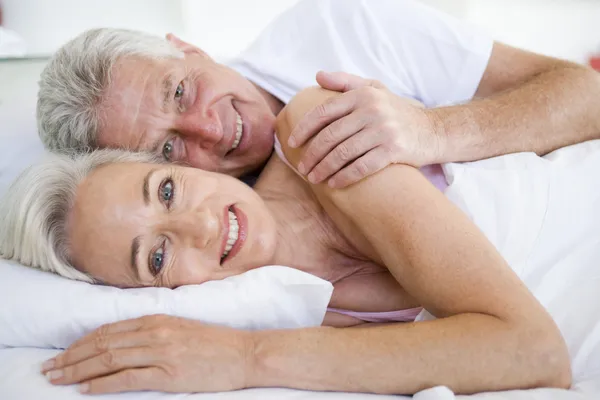 Paar Liggend Bed Samen Glimlachen — Stockfoto