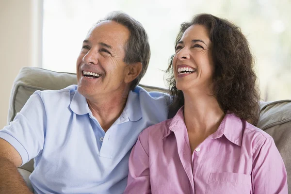 Paar entspannt sich im Wohnzimmer und lacht — Stockfoto