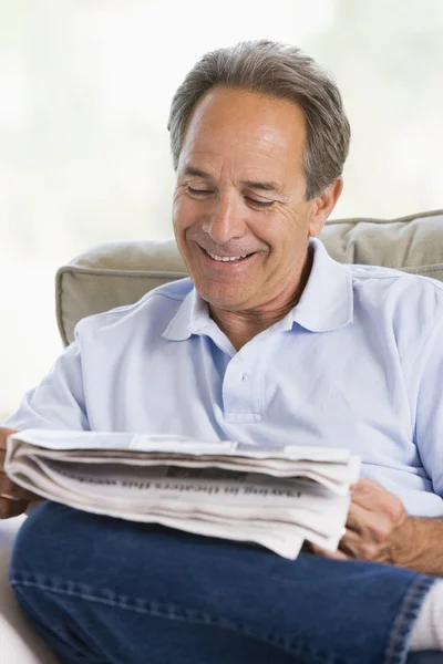 Hombre Relajándose Con Periódico Sonriendo —  Fotos de Stock