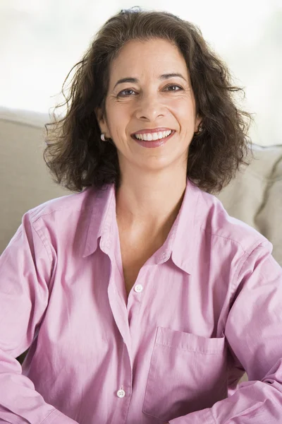 Woman Sitting Living Room Smiling — Stock Photo, Image