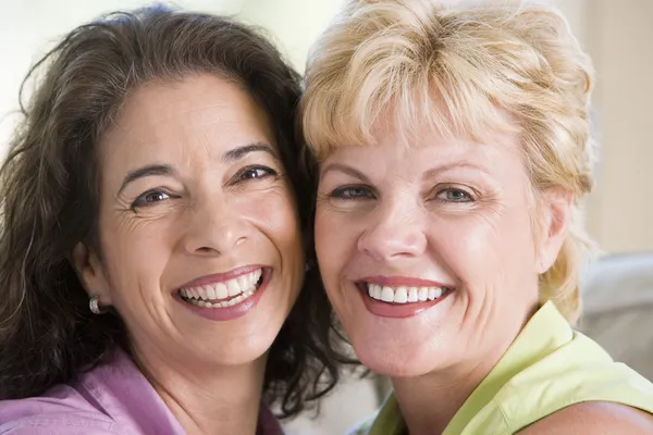 Twee Vrouwen Woonkamer Glimlachen — Stockfoto