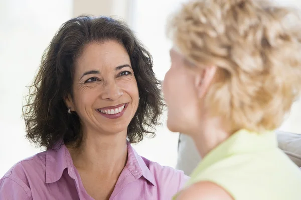 Two Women Living Room Smiling — Stock Photo, Image