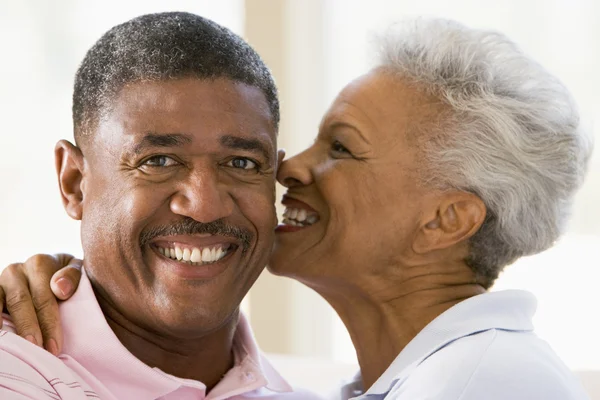 Casal Relaxante Dentro Casa Beijando Sorrindo — Fotografia de Stock