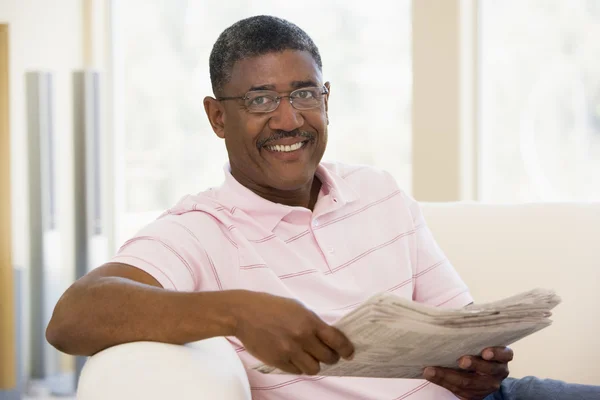 Hombre Relajándose Con Periódico Sonriendo — Foto de Stock