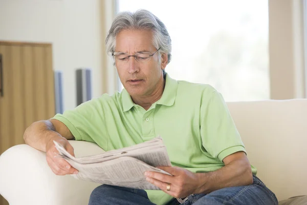 Człowiek relaks przy lekturze prasy — Zdjęcie stockowe