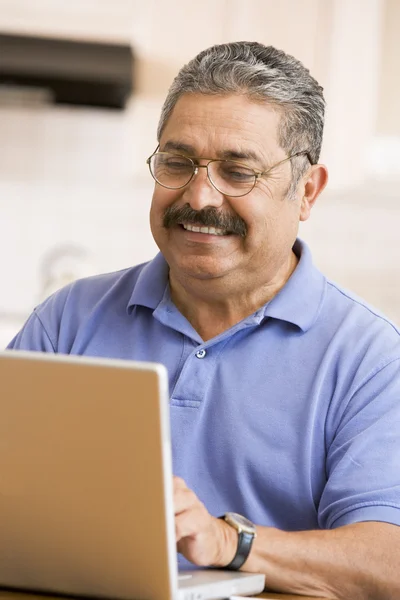 Homem Cozinha Com Laptop Sorrindo — Fotografia de Stock