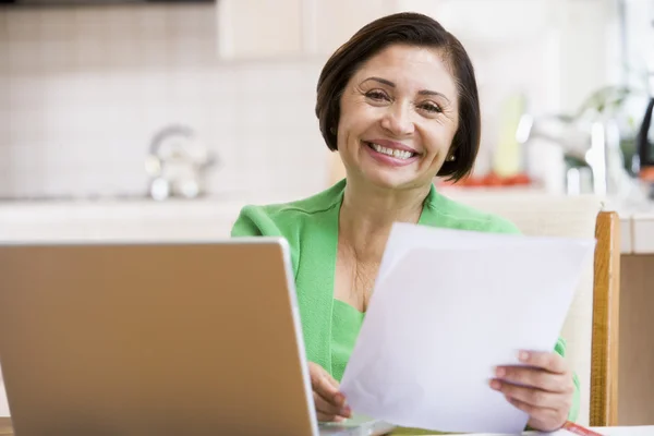 Mulher Cozinha Com Laptop Papelada Sorrindo — Fotografia de Stock
