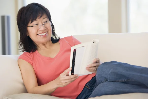 Frau Entspannt Sich Mit Einem Buch Und Lächelt — Stockfoto