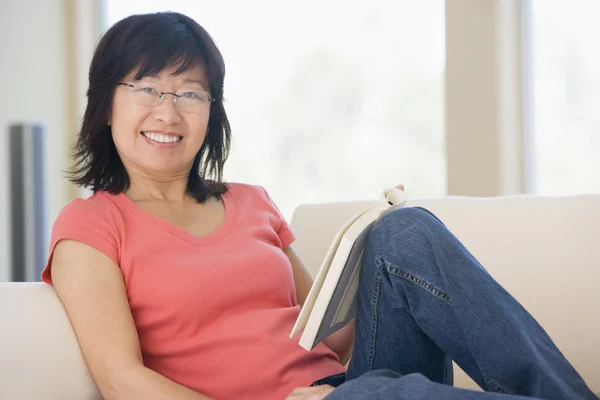 Mujer Relajándose Con Libro Sonriendo —  Fotos de Stock