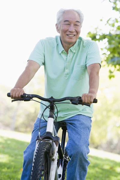 Mann Auf Fahrrad Freien Lächelt — Stockfoto