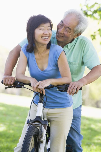 Ouder paar fiets rijden. — Stockfoto