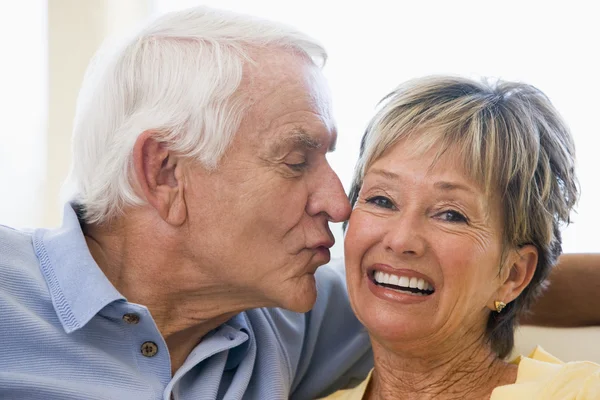 Couple Relaxing Living Room Kissing Smiling — Stock Photo, Image