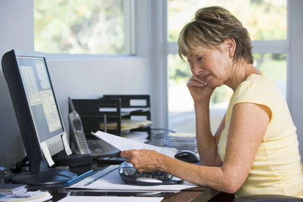 Žena v domácí kanceláři s počítačem a papírování — Stock fotografie