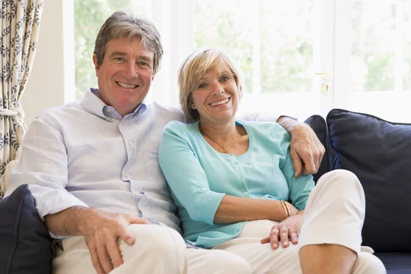 Couple Relaxing Living Room Smiling — Stock Photo, Image