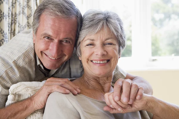 Couple relaxing in living room smiling — Stock Photo, Image