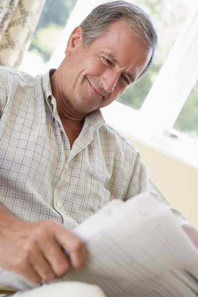 Hombre Sala Estar Leyendo Periódico Sonriendo — Foto de Stock