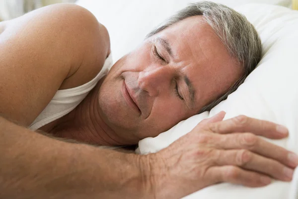 Чоловік Лежить Ліжку Спить — стокове фото