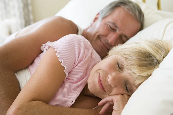 Paar liegt schlafend im Bett — Stockfoto