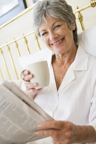 Γυναίκα Στην Κρεβατοκάμαρα Καφέ Και Εφημερίδα Χαμογελώντας — Φωτογραφία Αρχείου