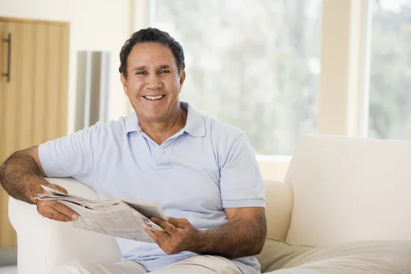 Adam Gülümseyerek Gazete Okuma Oturma Odasında — Stok fotoğraf
