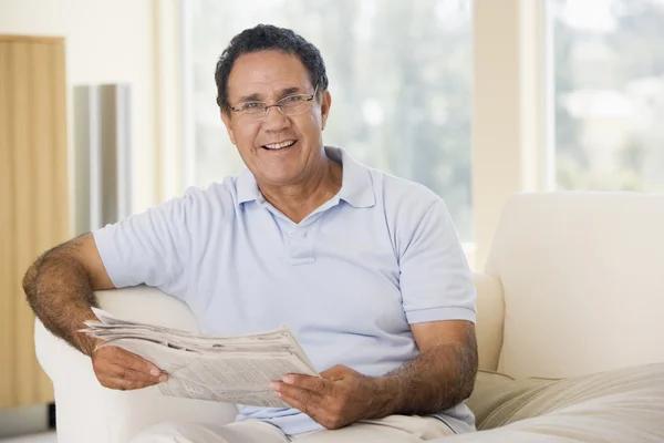 Adam Gülümseyerek Gazete Okuma Oturma Odasında — Stok fotoğraf