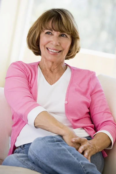 Woman in living room smiling — Stock Photo, Image