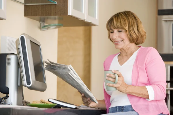 Vrouw Keuken Met Krant Koffie Glimlachen — Stockfoto