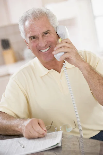 Człowiek Kuchni Telefon Uśmiechający Się — Zdjęcie stockowe