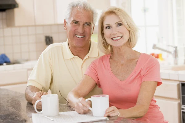 コーヒーを笑顔でキッチンのカップル — ストック写真