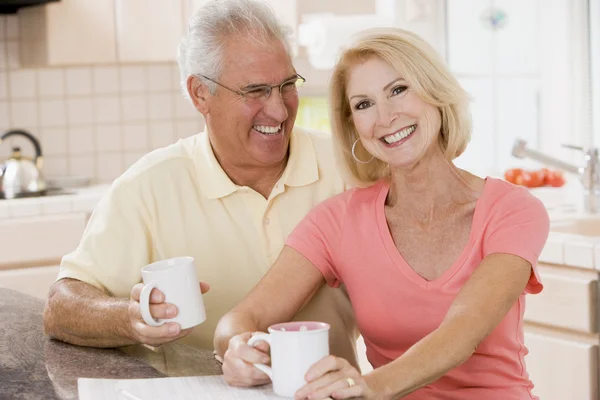 Casal na cozinha com café sorrindo — Fotografia de Stock