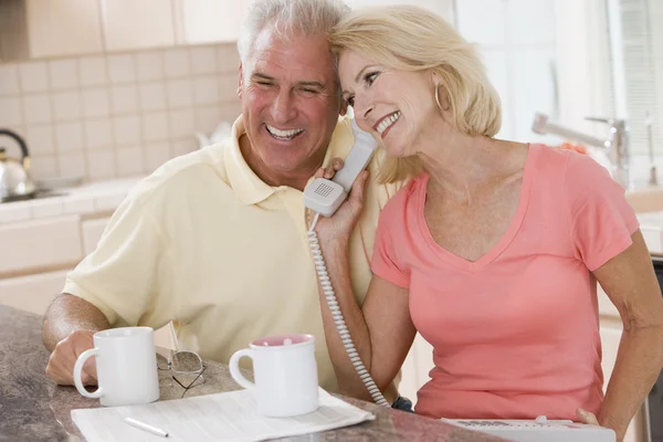 Çift Olarak Birlikte Telefon Kullanarak Kahve Smili Mutfak — Stok fotoğraf
