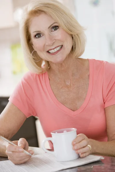 Γυναίκα Στην Κουζίνα Καφέ Και Εφημερίδα Χαμογελώντας — Φωτογραφία Αρχείου