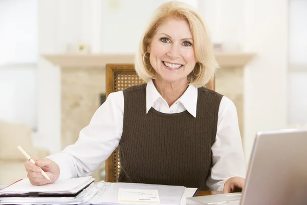 Γυναίκα στην τραπεζαρία με το lap-top και χαμογελαστός γραφειοκρατία — Φωτογραφία Αρχείου